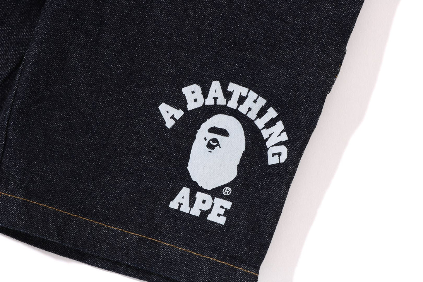 BAPE 大學風 10盎司彈性牛仔畫家短褲