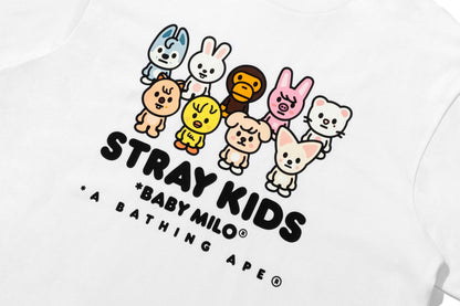 BAPE X STRAY KIDS BABY MILO 與 SKZOO 家族寬鬆版 T 恤