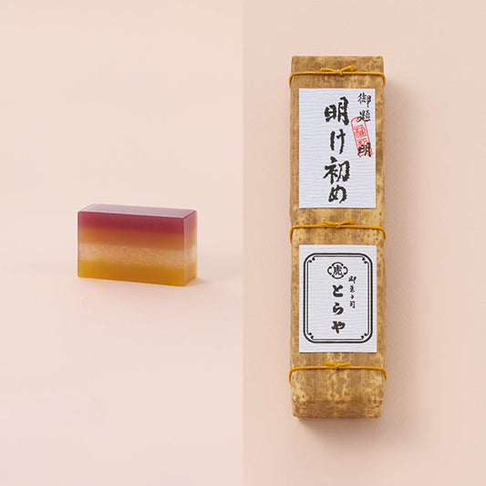 虎屋羊羹｜明け初め（竹皮包）