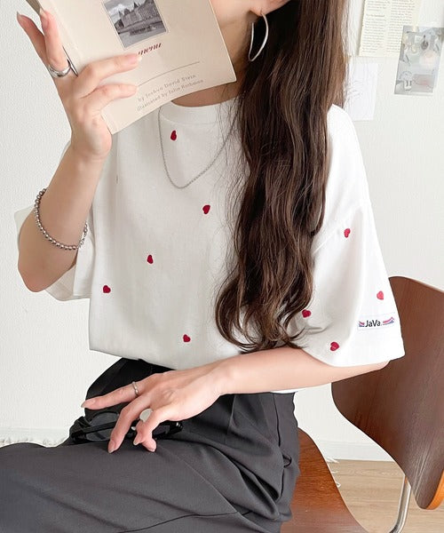 日本代購｜Java Java tシャツ 半袖 「JaVaジャバコラボ」カジュアルに、大人の“可愛い”をプラス。華奢見えミニハート刺繍Tシャツ（半袖） レディース【ホワイト×ブラック / L】｜ZOZOTOWN