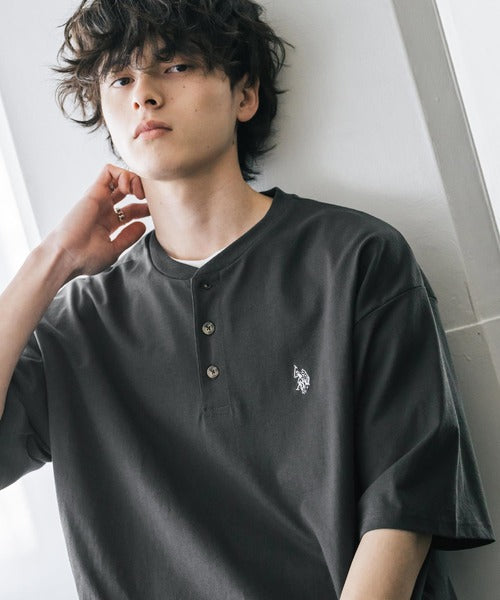 日本代購｜U.S. POLO ASSN. T恤 - 別注合作刺繡ヘンリーネック半袖T恤｜ZOZOTOWN