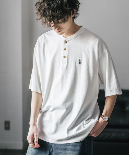 日本代購｜U.S. POLO ASSN. T恤 - 別注合作刺繡ヘンリーネック半袖T恤｜ZOZOTOWN