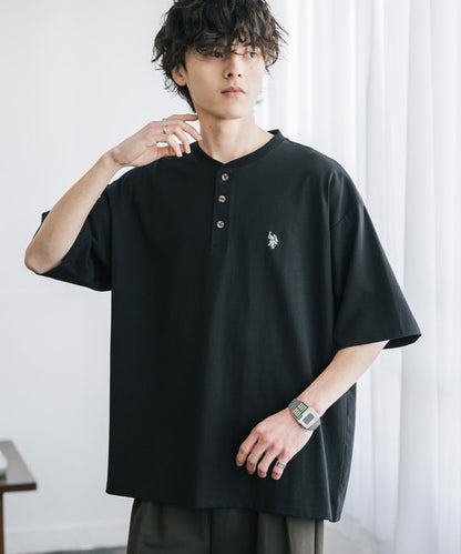 日本代購｜U.S. POLO ASSN. T恤 - 別注合作刺繡ヘンリーネック半袖T恤｜ZOZOTOWN