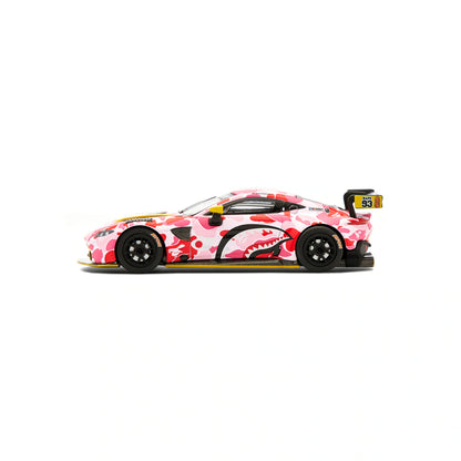 日本代購｜BAPE 模型車 - ® X ASTON MARTIN GT3 1/64 模型車 - 粉色｜1:64スケール