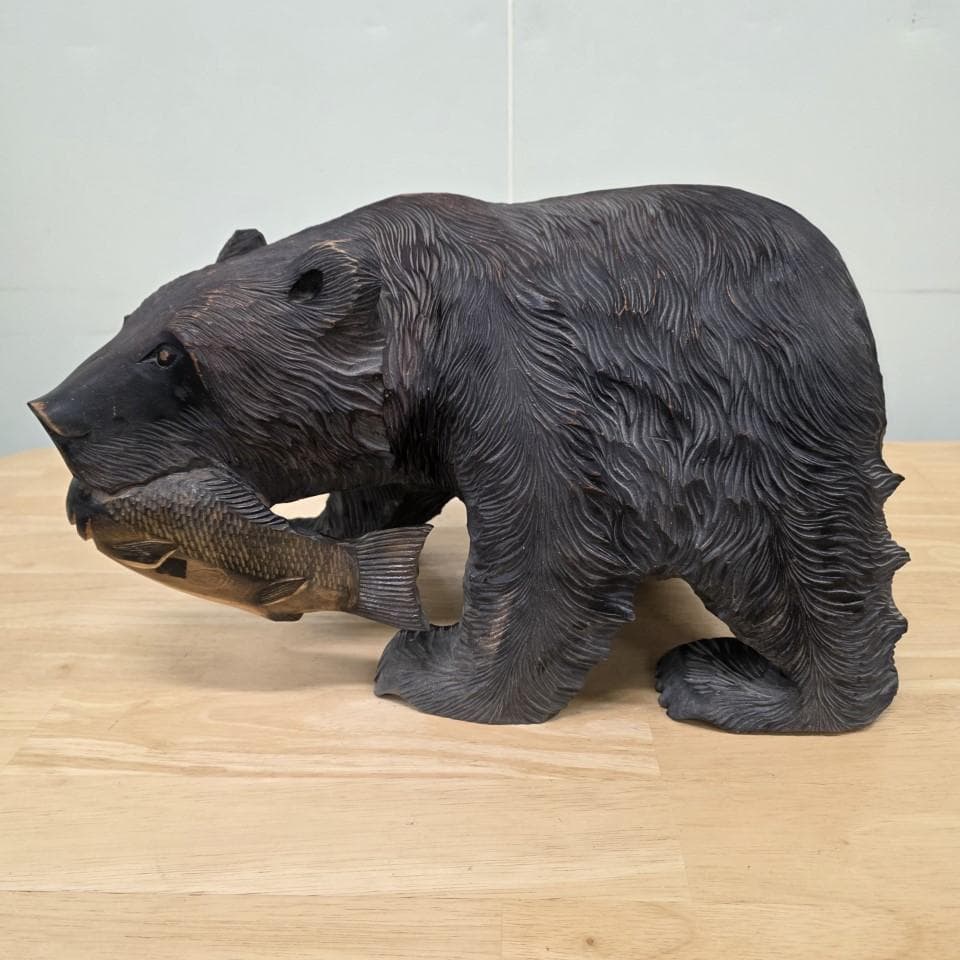 日本代購｜堀井民芸 木雕 - 木製クマ彫刻 魚を持つ｜Mercari